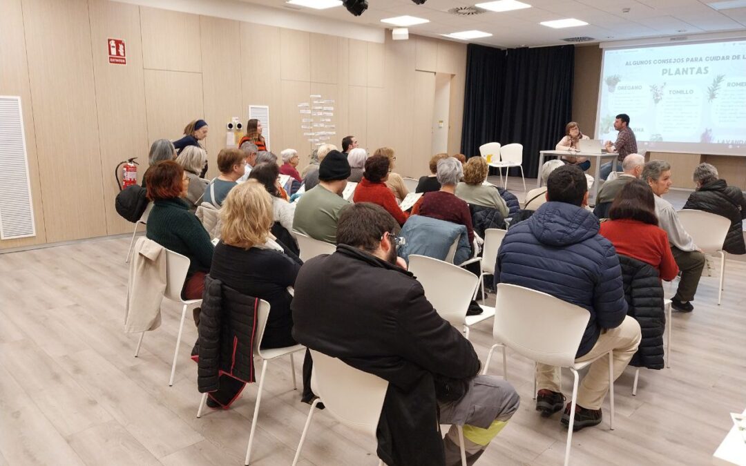 El Servei de Joves fa una donació de plantes aromàtiques al grup Gent del Barri del Carmel